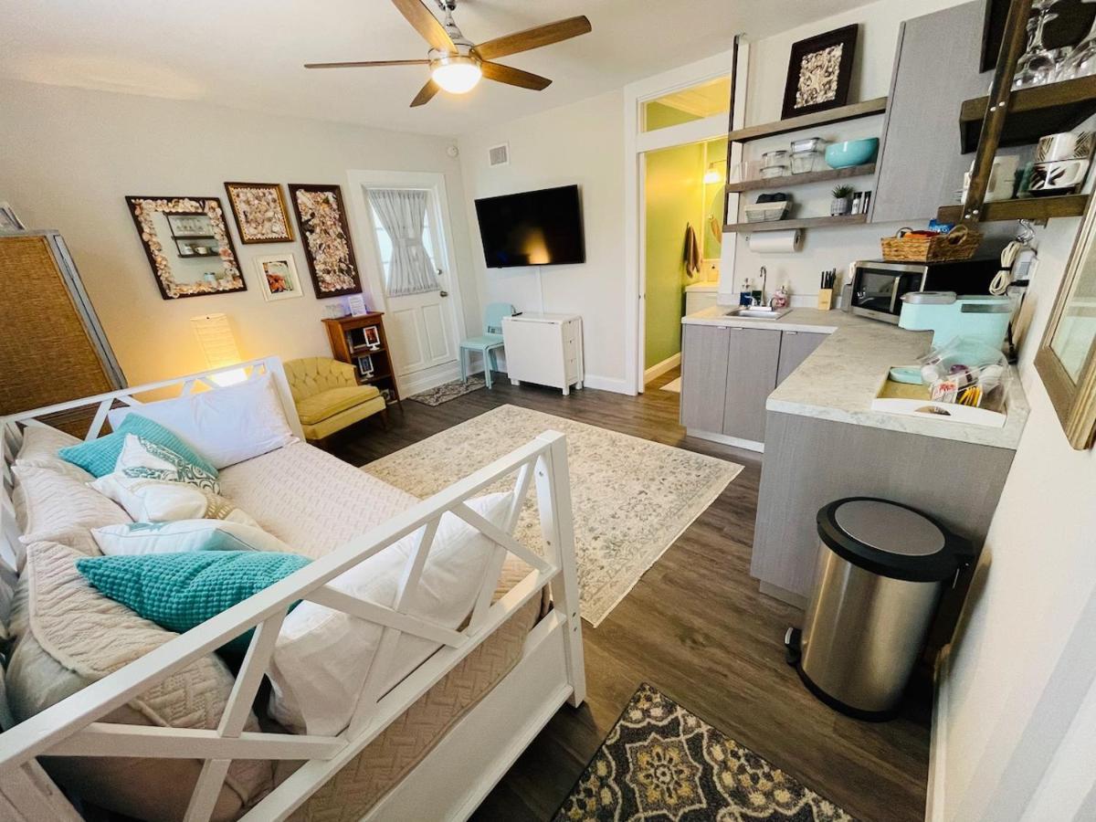 Coastal Chic Suite With Kitchenette And Private Entrance St. Petersburg Exteriér fotografie