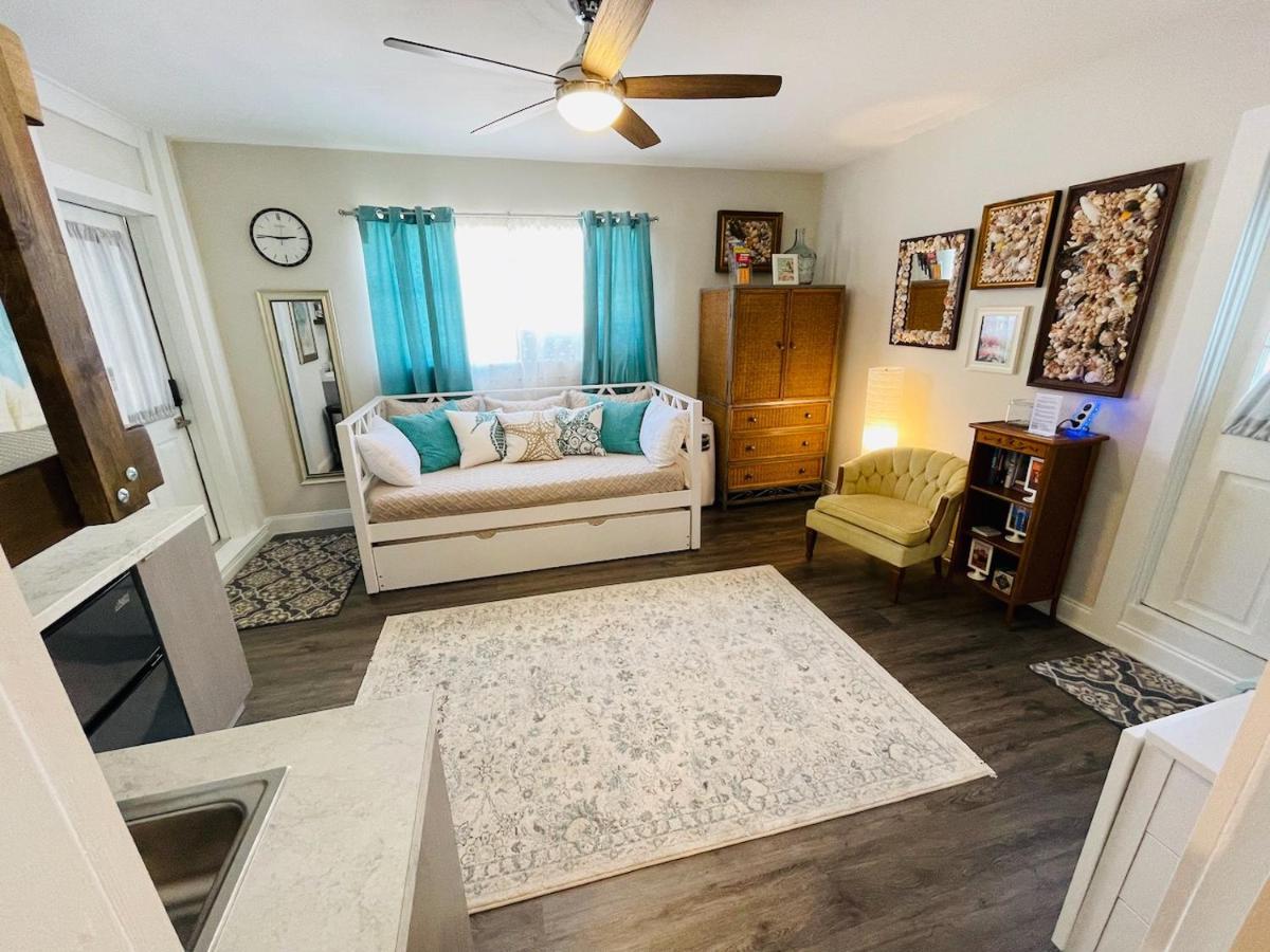 Coastal Chic Suite With Kitchenette And Private Entrance St. Petersburg Exteriér fotografie