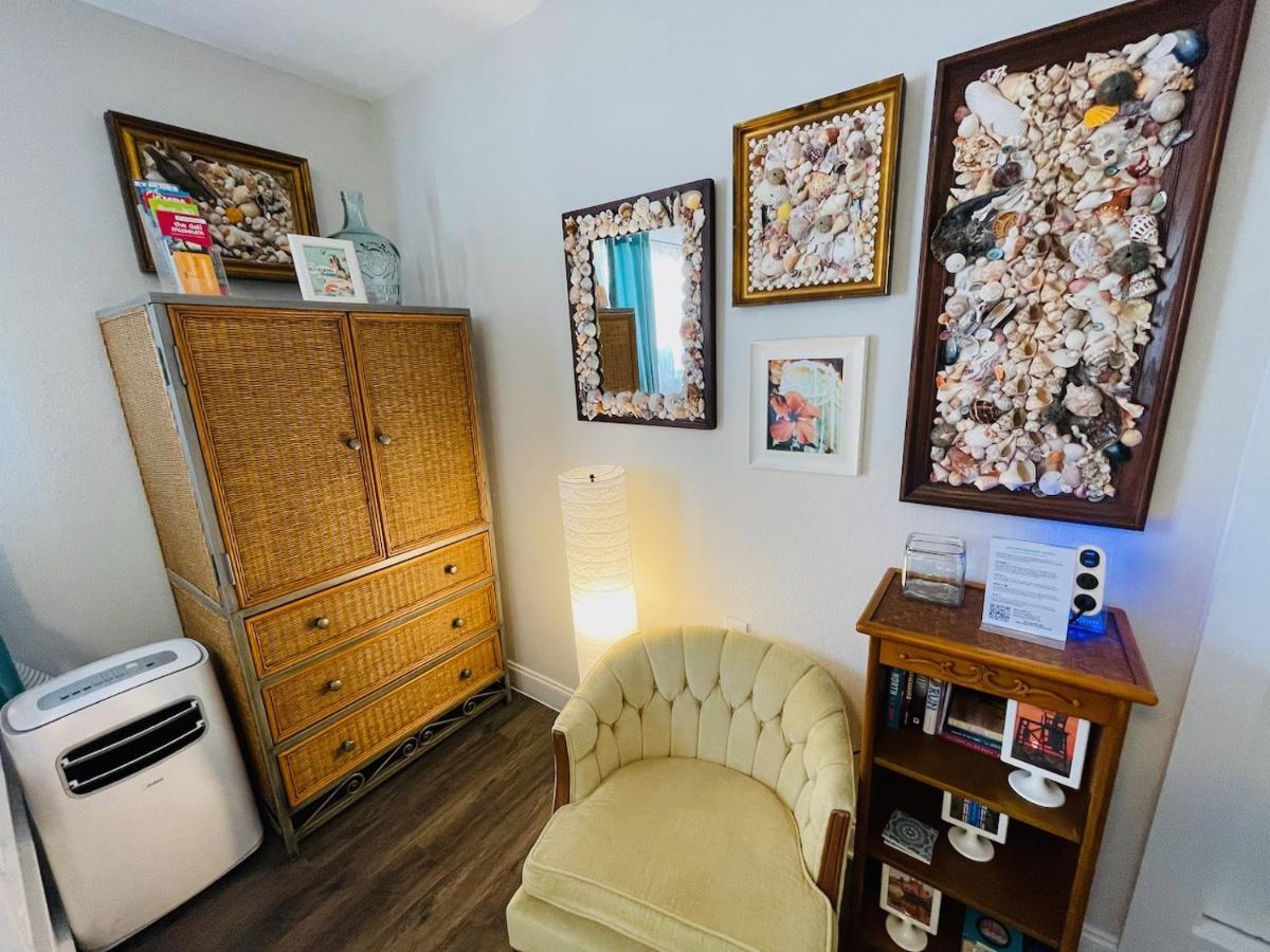 Coastal Chic Suite With Kitchenette And Private Entrance St. Petersburg Exteriér fotografie